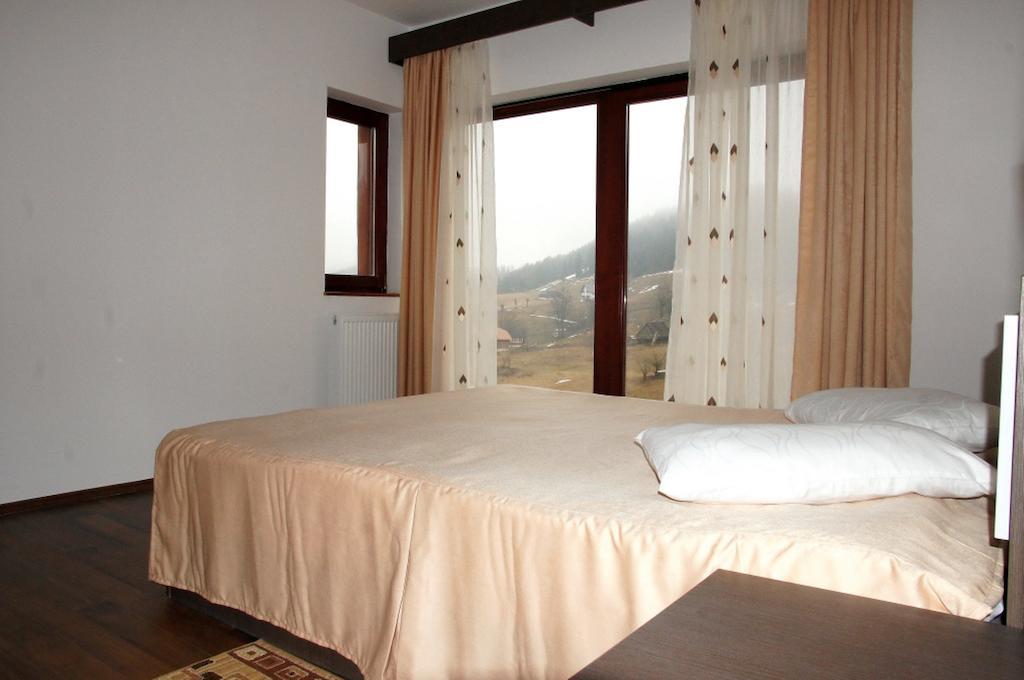 Pensiunea Daria Fundata Habitación foto